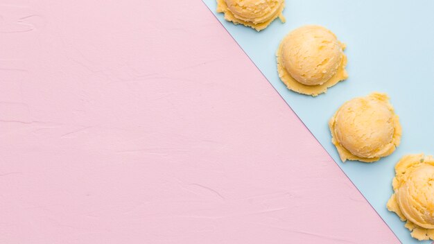 Cuillère à glace congelée sur une surface multicolore