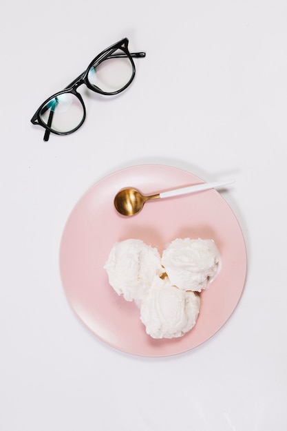 Photo gratuite cuillère et glace sur plaque