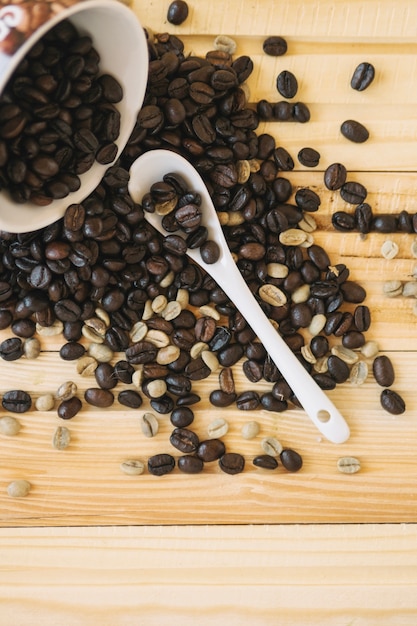 Cuillère sur les grains de café renversés