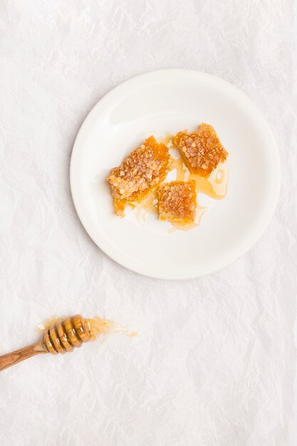 Cuillère à miel vue de dessus avec des morceaux de nid d&#39;abeille