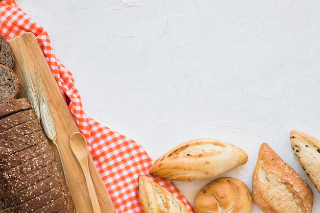 Photo gratuite cuillère près de pain et brioches