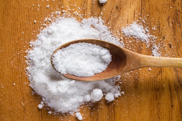 Cuillère et tas de sel sur la table