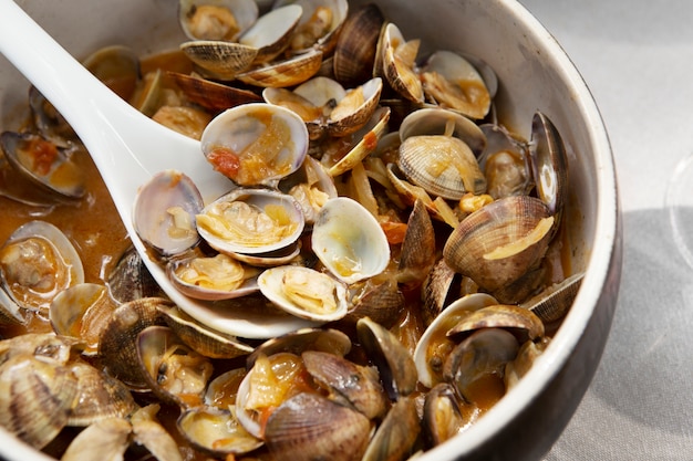 Cuillère vue de dessus prenant des coquilles dans un bol