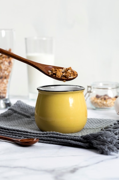 Cuillère vue de face avec granola maison