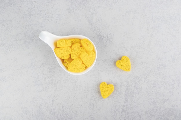 Une cuillerée de biscuits jaunes sur la surface bleue