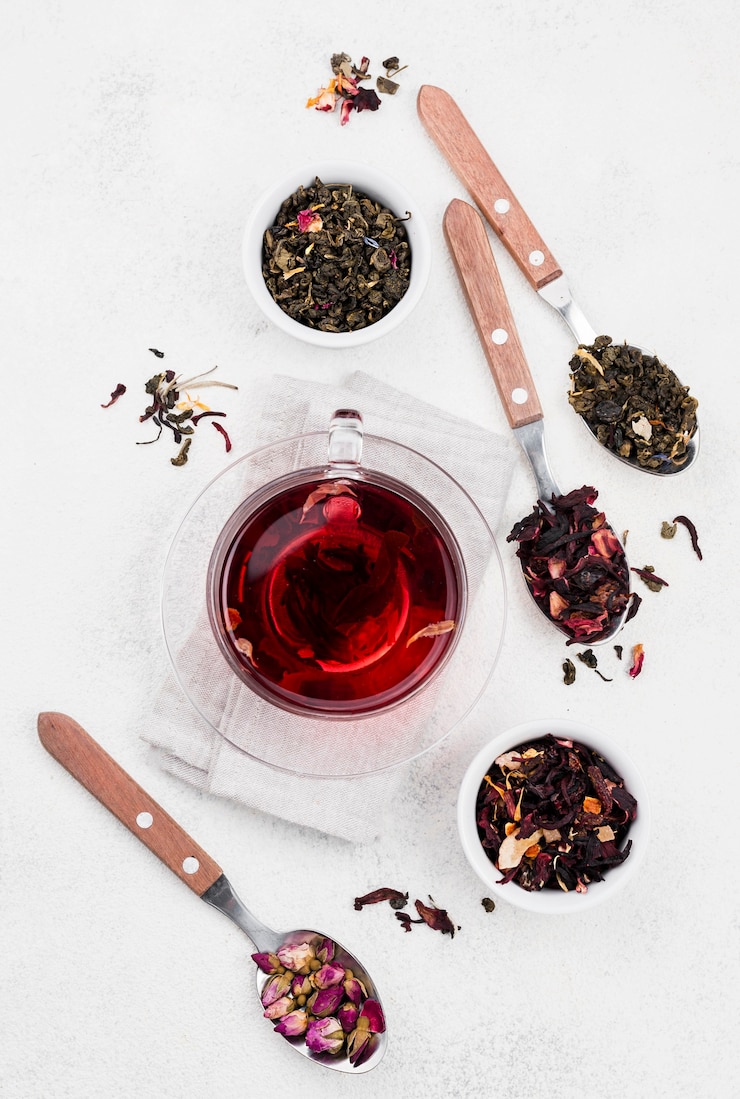 Photo gratuit cuillères aux herbes et tasse de thé