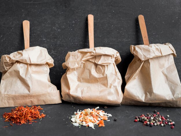 Cuillères en bois à l&#39;intérieur des sacs en papier