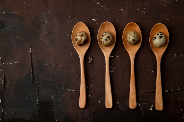 Photo gratuite cuillères en bois avec oeufs