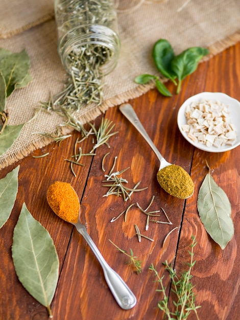 Photo gratuite cuillères d'épices avec feuilles sèches