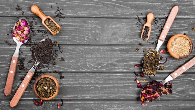 Cuillères avec tisane sur le bureau