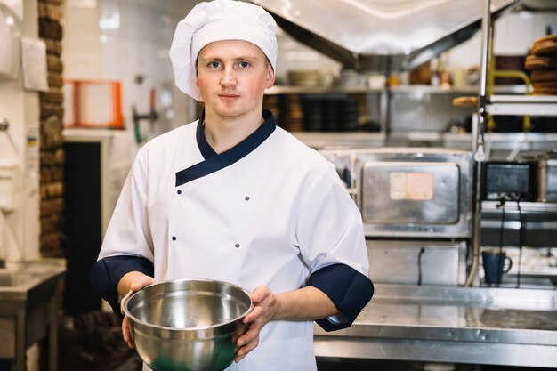 Cuire debout avec bol dans la cuisine