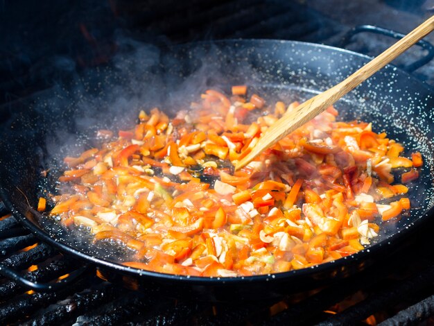 Cuire les légumes pliants sur la poêle