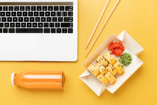 Cuisine asiatique à plat et ordinateur portable