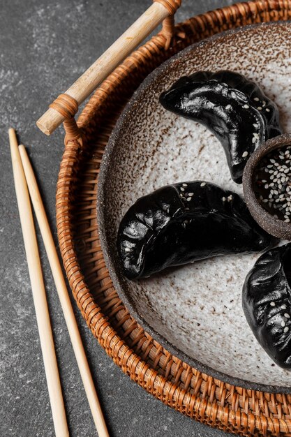 Cuisine asiatique traditionnelle avec des bâtons