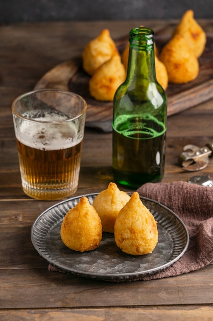 Cuisine brésilienne sur assiette et verre à bière high angle