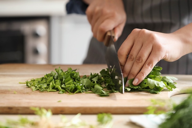 Cuisine. Le chef coupe les légumes verts dans la cuisine