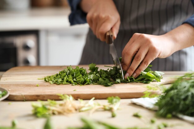 Cuisine. Le chef coupe les légumes verts dans la cuisine