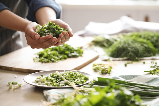 Cuisine. Le chef coupe les légumes verts dans la cuisine