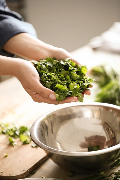 Cuisine. Le chef coupe les légumes verts dans la cuisine