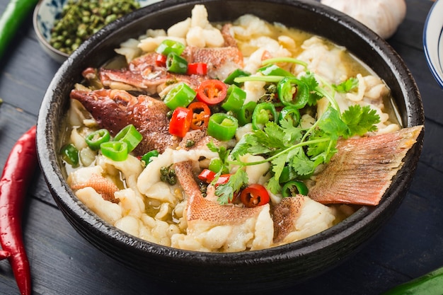 Cuisine chinoise : poisson bouilli avec chou mariné et piment. filets de mérou rouge