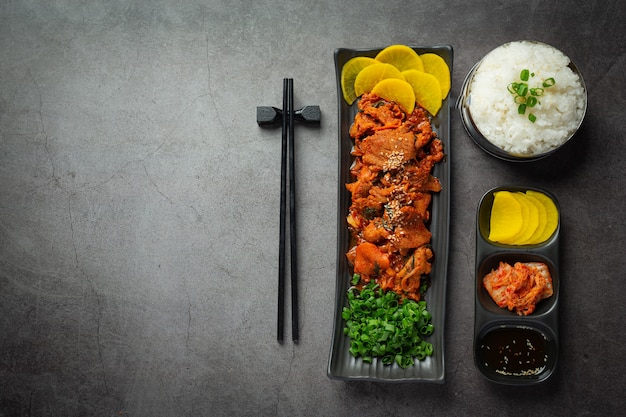 Cuisine coréenne; Jeyuk Bokkeum ou porc frit à la sauce coréenne