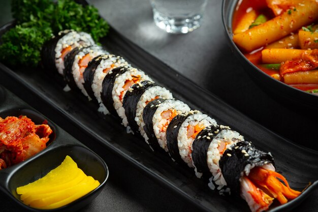 Cuisine coréenne, Kim Bap - Riz cuit à la vapeur avec des légumes aux algues.