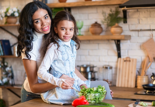 Photo gratuite cuisine en famille