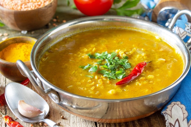La cuisine indienne du vrai plat indien gros plan de la soupe de purée de lentilles épicée indienne traditionnelle aux herbes