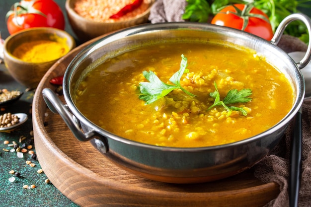 Cuisine indienne soupe de purée de lentilles épicée traditionnelle indienne aux herbes sur fond sombre