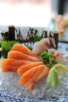 Cuisine japonaise de sashimi de saumon et de vivaneau rouge