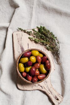 Cuisine méditerranéenne nature morte olives et thym sur une serviette en lin un apéritif olives grecques