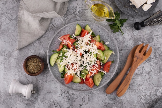 Cuisine serbe savoureuse à plat sur la table