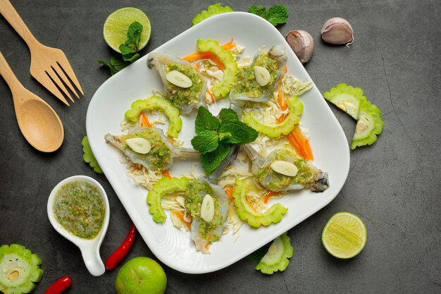 cuisine thaïlandaise; crevettes à la sauce de poisson épicée