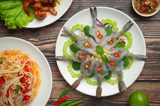 Photo gratuite cuisine thaïlandaise; crevettes à la sauce de poisson épicée