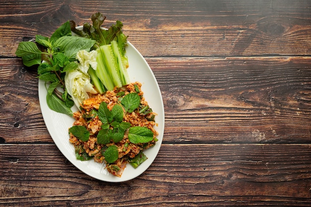 Photo gratuite cuisine thaïlandaise; porc haché épicé servi avec des plats d'accompagnement