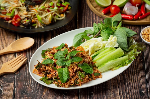Cuisine thaïlandaise; porc haché épicé servi avec des plats d'accompagnement
