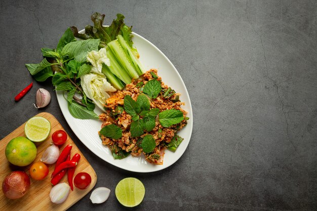 Cuisine thaïlandaise; porc haché épicé servi avec des plats d'accompagnement