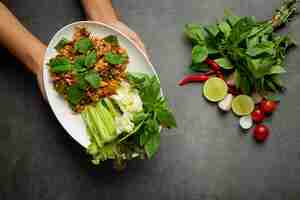 Photo gratuite cuisine thaïlandaise; porc haché épicé servi avec des plats d'accompagnement