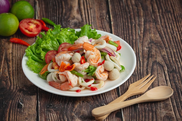 Cuisine thaïlandaise; salade de fruits de mer épicée