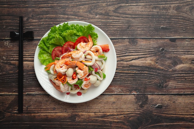 Cuisine thaïlandaise; salade de fruits de mer épicée