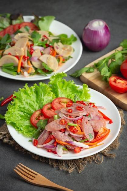 Photo gratuite cuisine thaïlandaise; salade de porc aigre-douce épicée ou yum nam