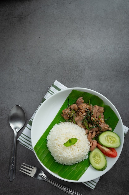 Cuisine thaïlandaise; Sauté de porc avec des feuilles de lime kaffir servi avec du riz