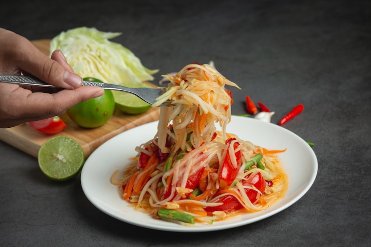 Photo gratuit cuisine thaïlandaise; som tum ou salade de papaye