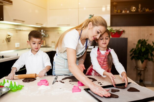 Cuisiner la mère famille cuisiner les enfants