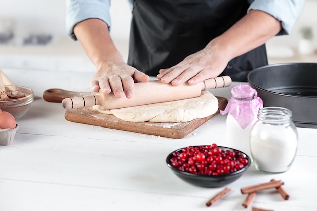 cuisiner avec des œufs sur une cuisine rustique