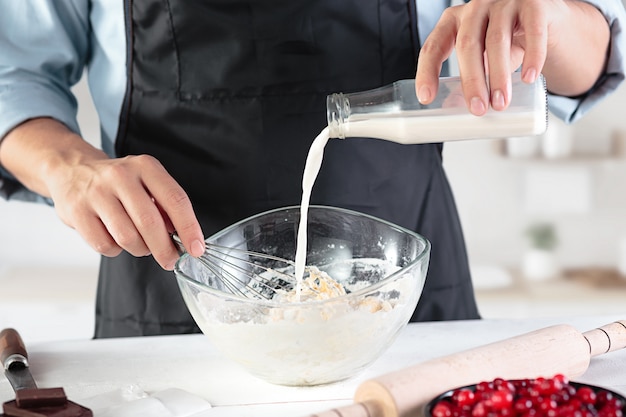 Photo gratuite un cuisinier avec des œufs sur une cuisine rustique dans le contexte des mains des hommes