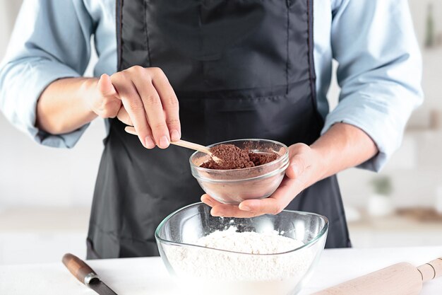 Un cuisinier avec des œufs sur une cuisine rustique