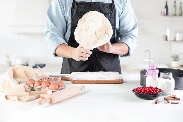 Un cuisinier avec des œufs sur une cuisine rustique