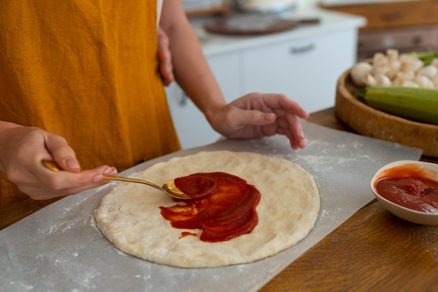 Photo gratuite cuisinier vue de côté préparant une pizza