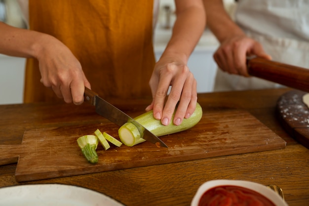 Photo gratuite cuisinier vue de face préparant une pizza